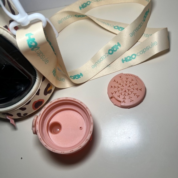 H2O Capsule Water Jug With Cheetah Print Sleeve and Strap Beige Color Scheme - Picture 6 of 8